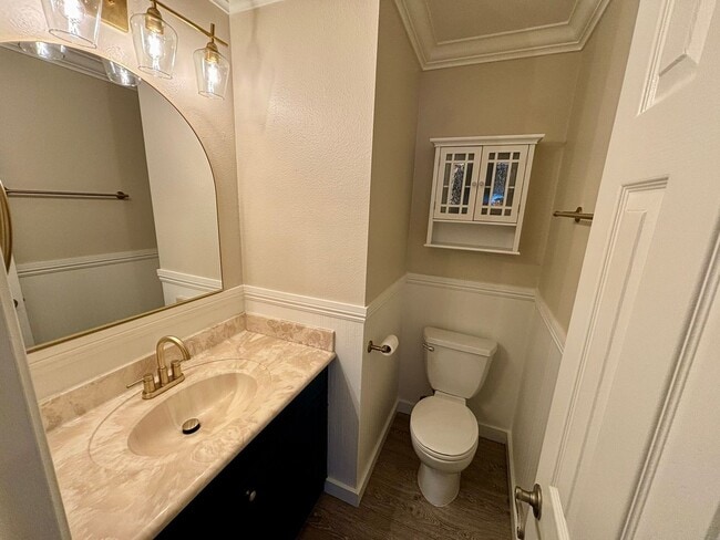 Building Photo - Beautiful 2 BD, 1.5 BA condo w/1 car detached garage for rent in University Heights!