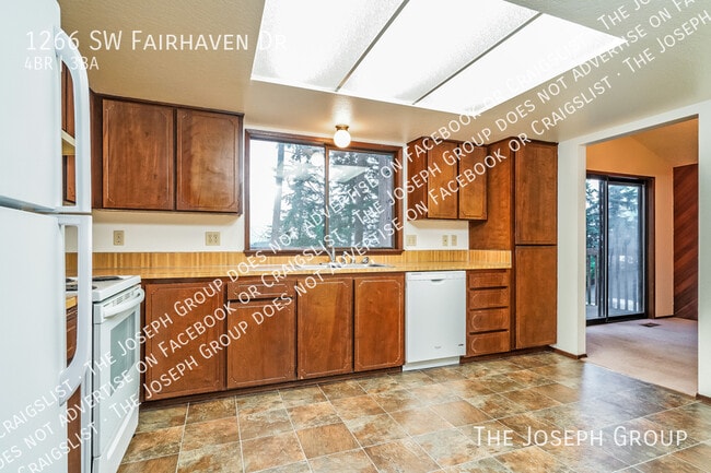 Building Photo - 1266 SW Fairhaven Dr