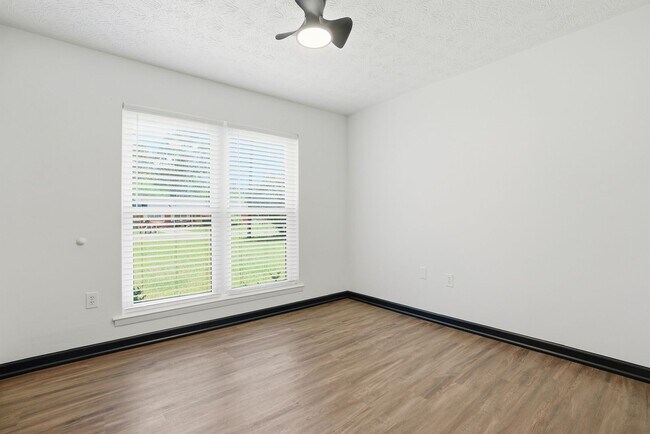 Building Photo - 703 Pineview Ct