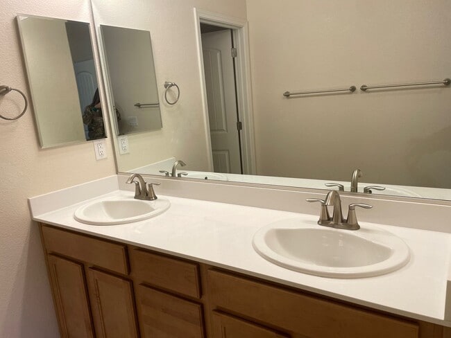 Building Photo - Townhome short drive to freeway. 3 bedroom 2 1/2 baths