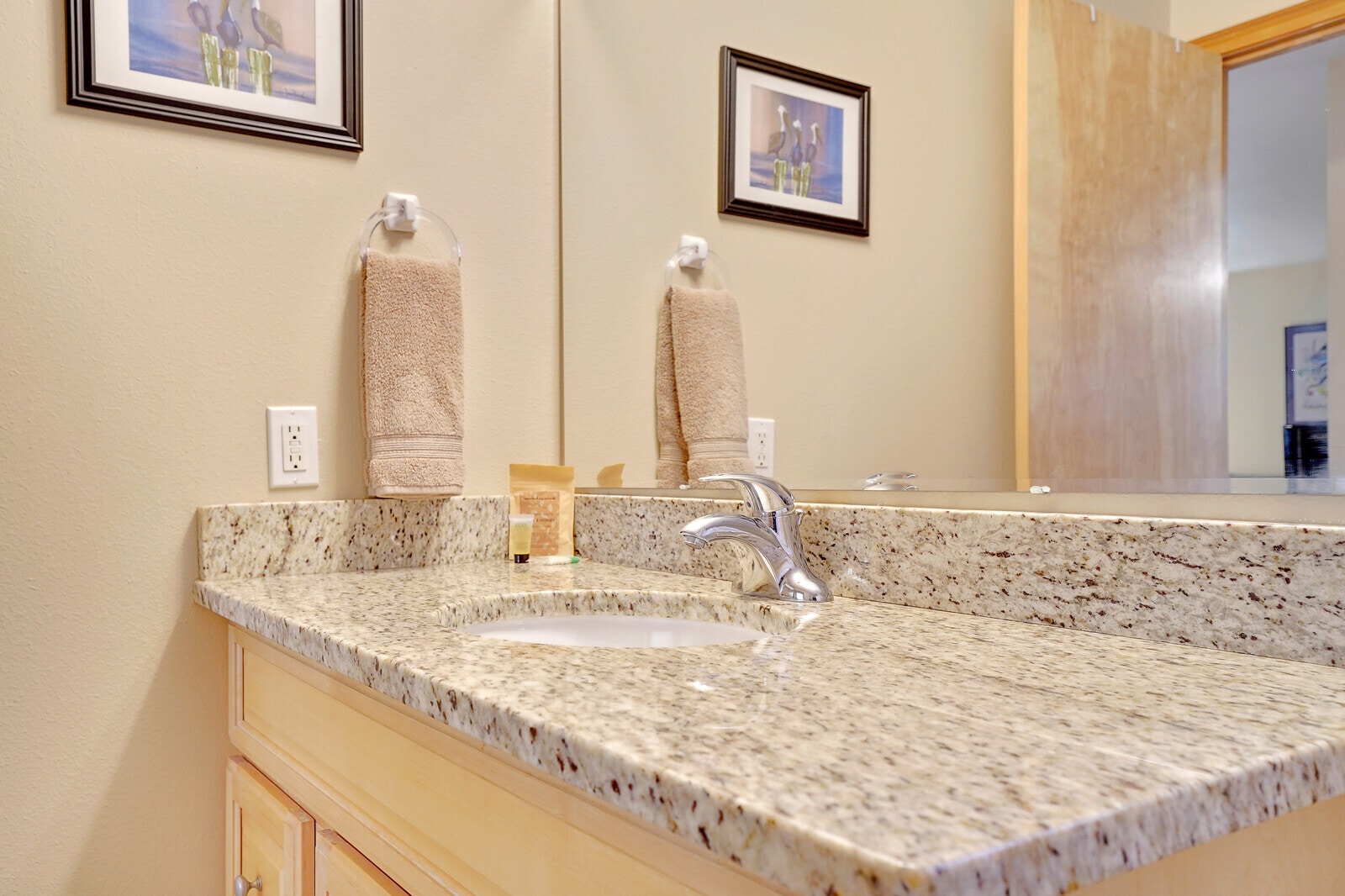 Building Photo - 731 Elm St SW