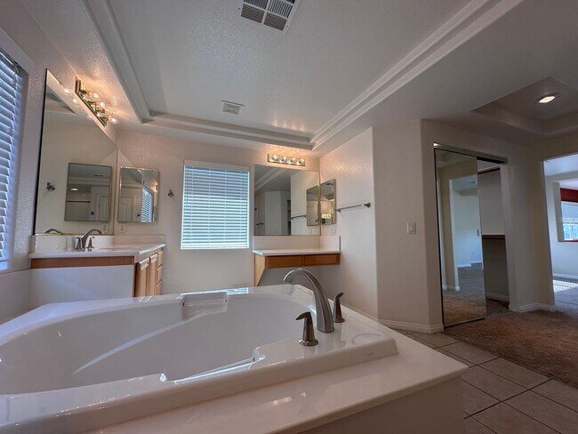 Building Photo - Summerlin Beauty