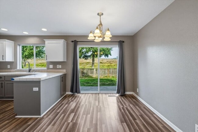 Building Photo - THREE BEDROOM PLUS BONUS OR FOURTH BEDROOM