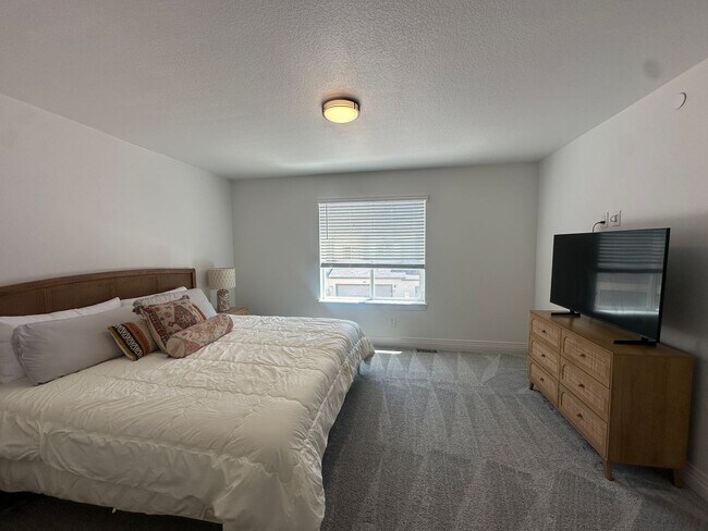 Building Photo - End unit Townhouse in Victory Ridge