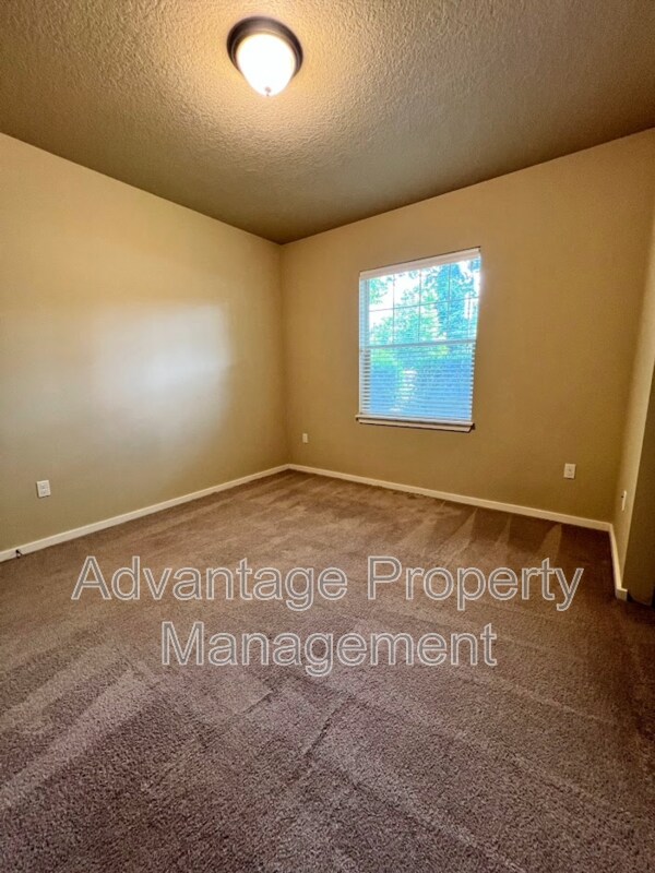 Building Photo - 523 Catron St N