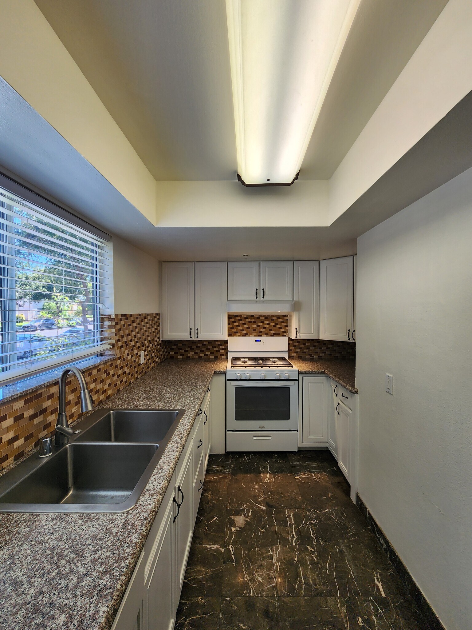 Building Photo - 420 Riverdale Dr