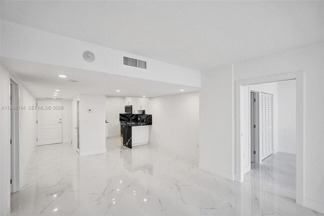 Building Photo - 3625 N Country Club Dr