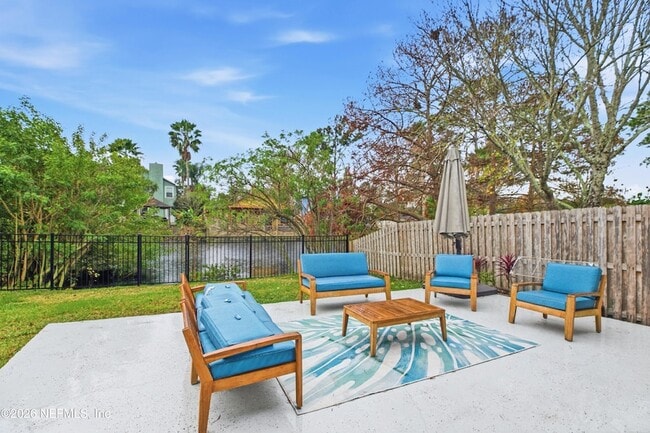 Building Photo - 1662 Evans Dr S