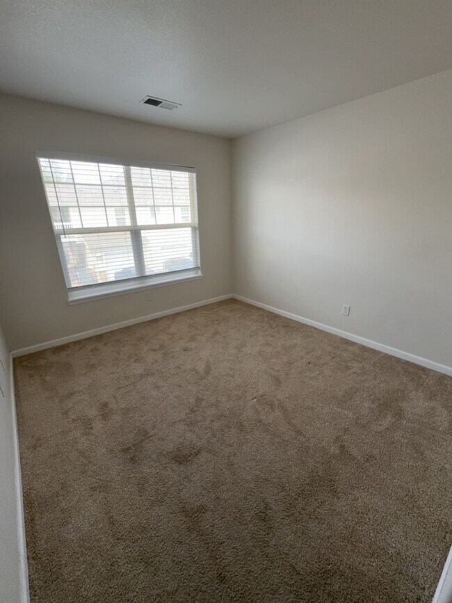 Building Photo - Spacious 2 Bed, 2 Bath Condo