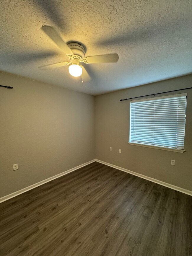 Building Photo - Come See This Beautiful Remodeled 2 Bed 1 Bath Condo in Mystic Woods! Available Now!