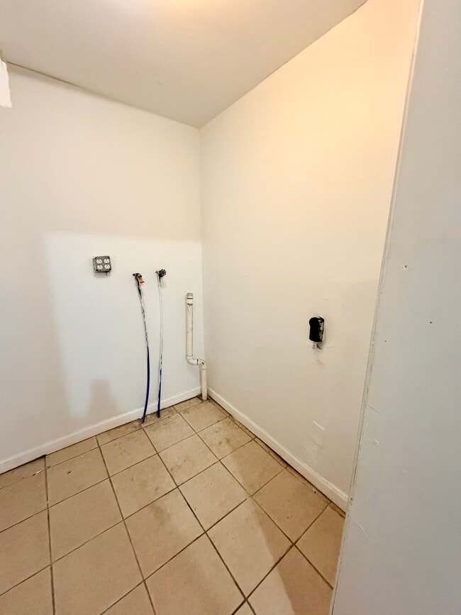 Building Photo - 426 N Salford St