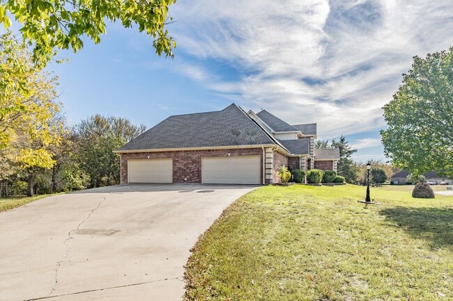 Building Photo - Spacious 5 Bedroom Home with Walk-Out Base...