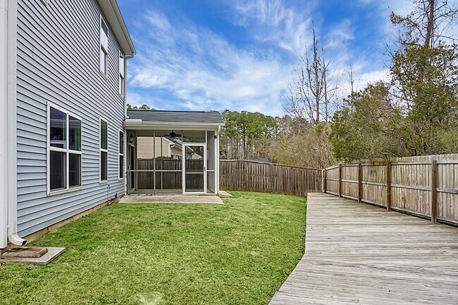 Building Photo - 3 bedrooms, 2.5 bathrooms  2-car garage in...