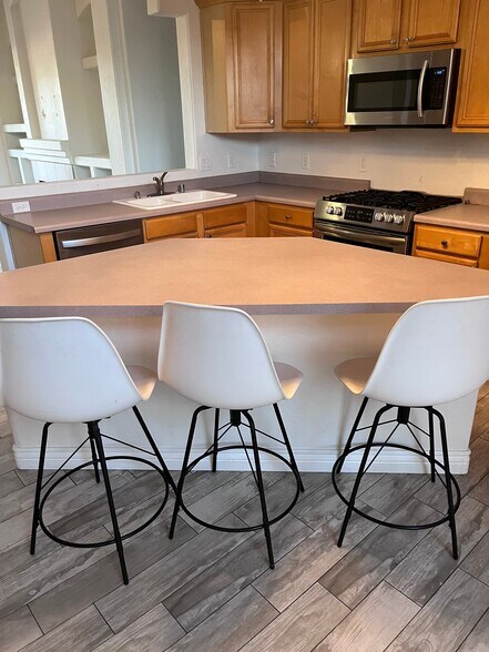 Building Photo - 221 E Arabian Dr