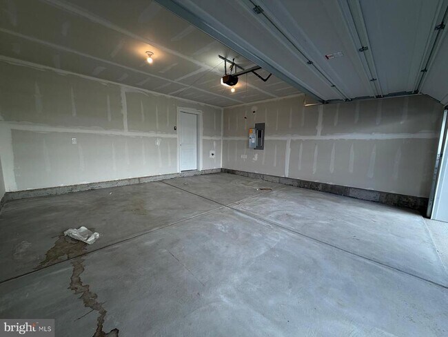 Building Photo - 33 E Front St