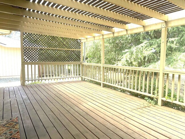 Building Photo - Golf course 3/2 home in Lake Wildwood, Pen...