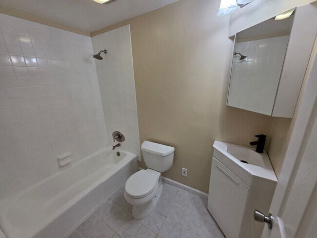 Building Photo - 32 Golden Rod Ln