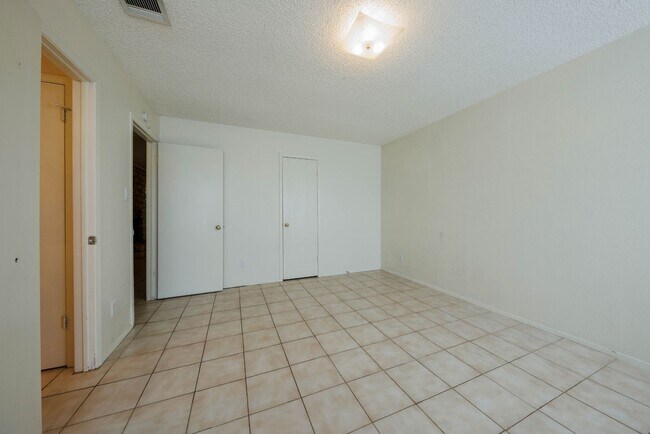 Building Photo - 8810 Piney Point Dr