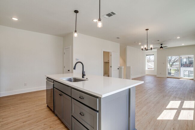 Building Photo - 2320 Benbrook Blvd