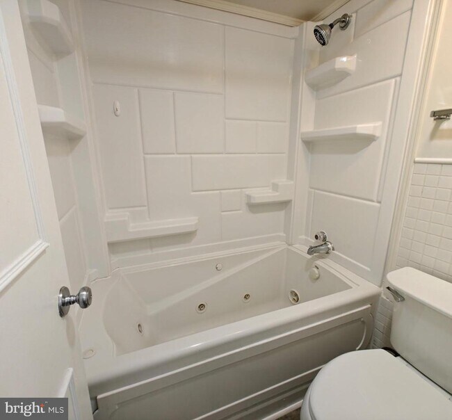 Building Photo - 307 Yoakum Pkwy