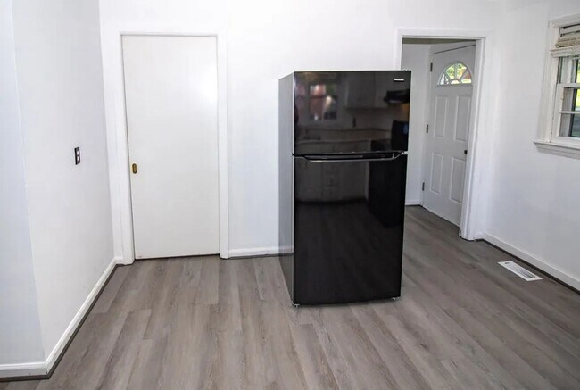 Building Photo - Spacious Home Bryson City limits