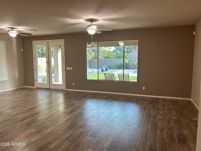 Building Photo - 2111 E Yellowstone Pl