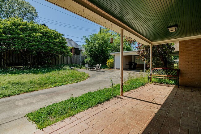 Building Photo - 3 Bed-2 Bath Bungalow in Burlington available  JULY