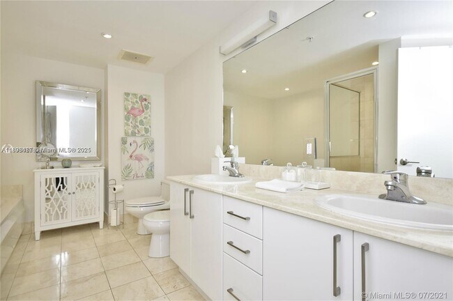 Building Photo - 17375 Collins Ave