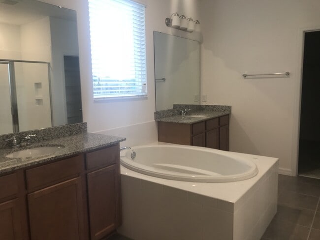 Building Photo - 5 Bedroom Westside Village Community