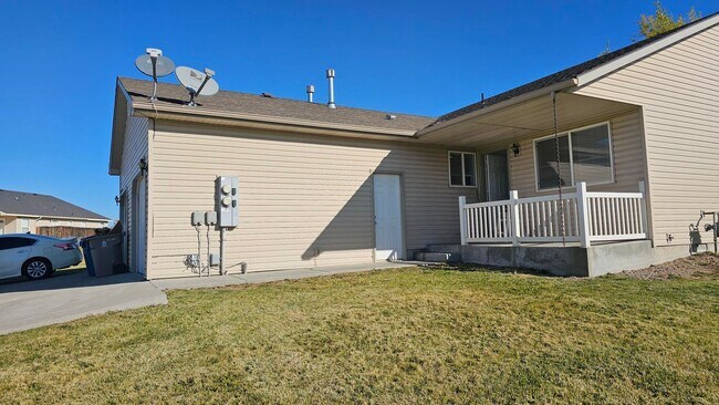 Building Photo - 14th Mtn. Home Duplex