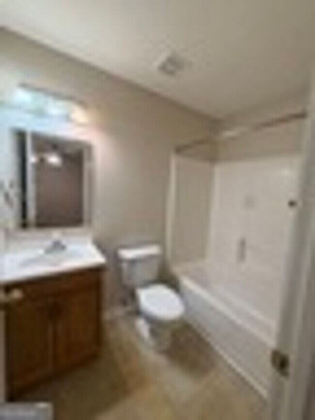 Building Photo - 408/410 Lawnwood Ct
