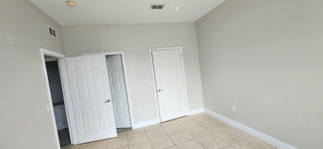 Building Photo - 3 bedroom condo in Horizons at Vista Lakes