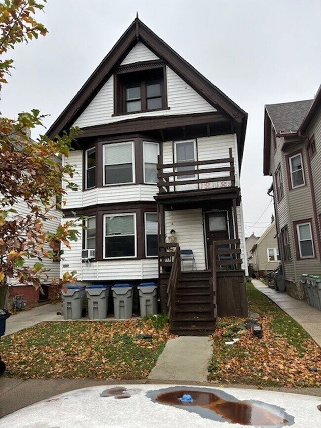 Building Photo - Bright 2 Bed / 1 Bath off Brady St | Free Laundry & Pet-Friendly