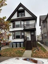Building Photo - Bright 2 Bed / 1 Bath off Brady St | Free Laundry & Pet-Friendly
