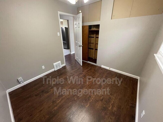 Building Photo - 1105 S Waterford Dr