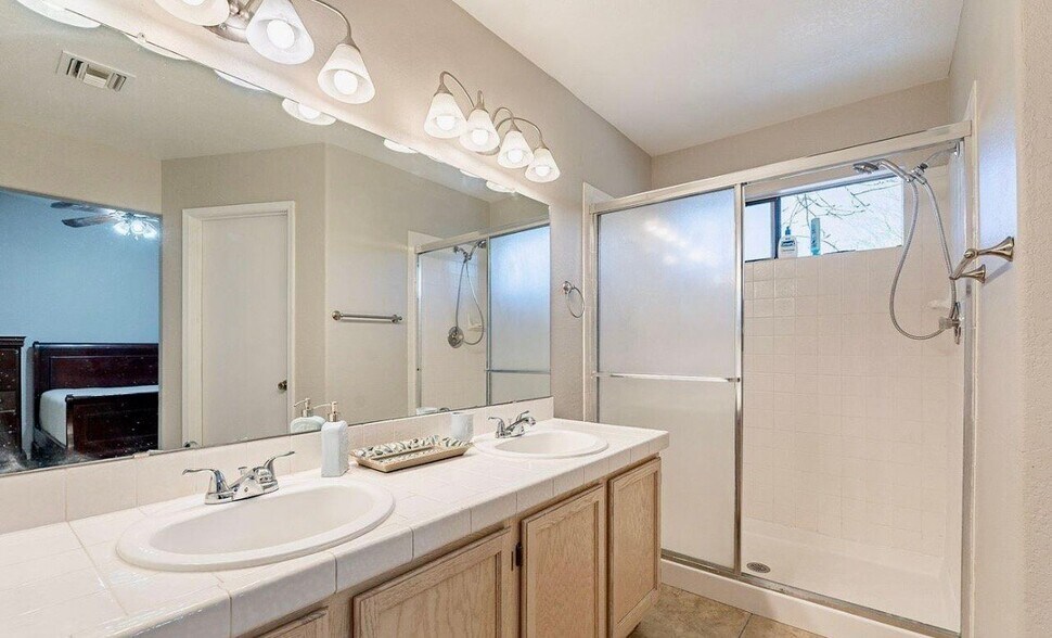 Building Photo - 8527 N Spring Creek Dr