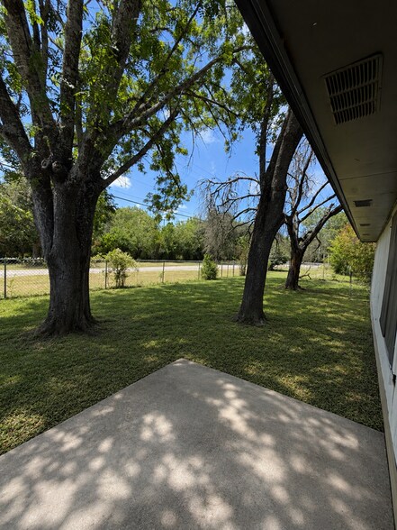 Building Photo - 505 Riverside Dr