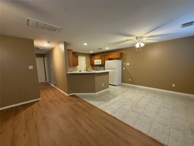 Building Photo - 9110 Prairie Trails Dr