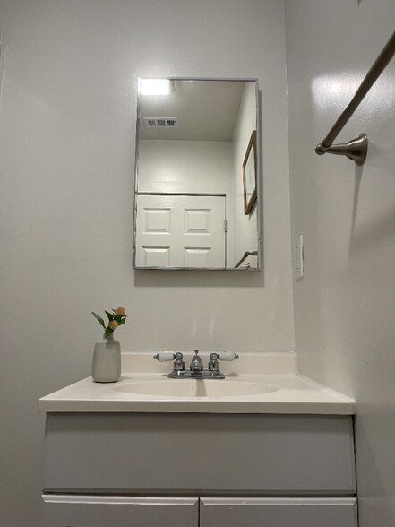 Building Photo - 2115 N Raymond Ave