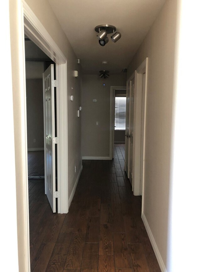 Building Photo - Gorgeous and Large  4 bedroom Custom Singl...