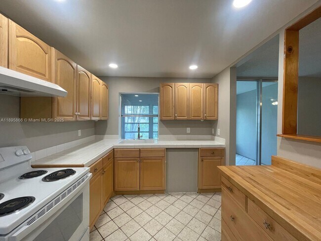 Building Photo - 7875 Margate Blvd