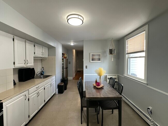 Building Photo - 332 Main St