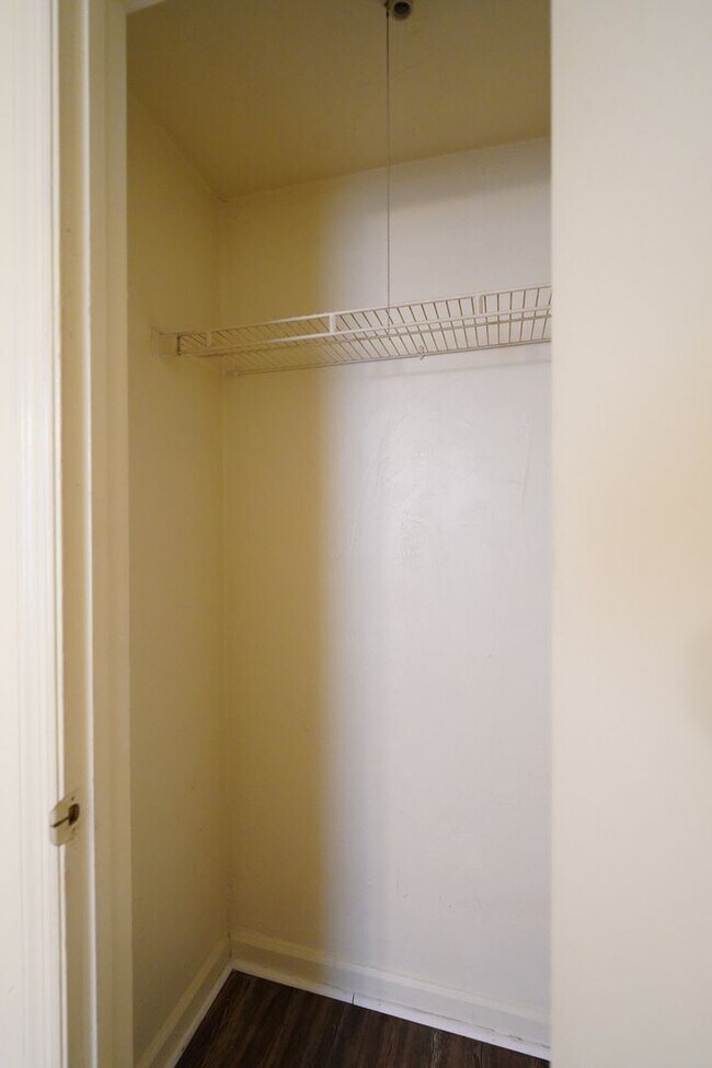 Building Photo - N Duval St Apts