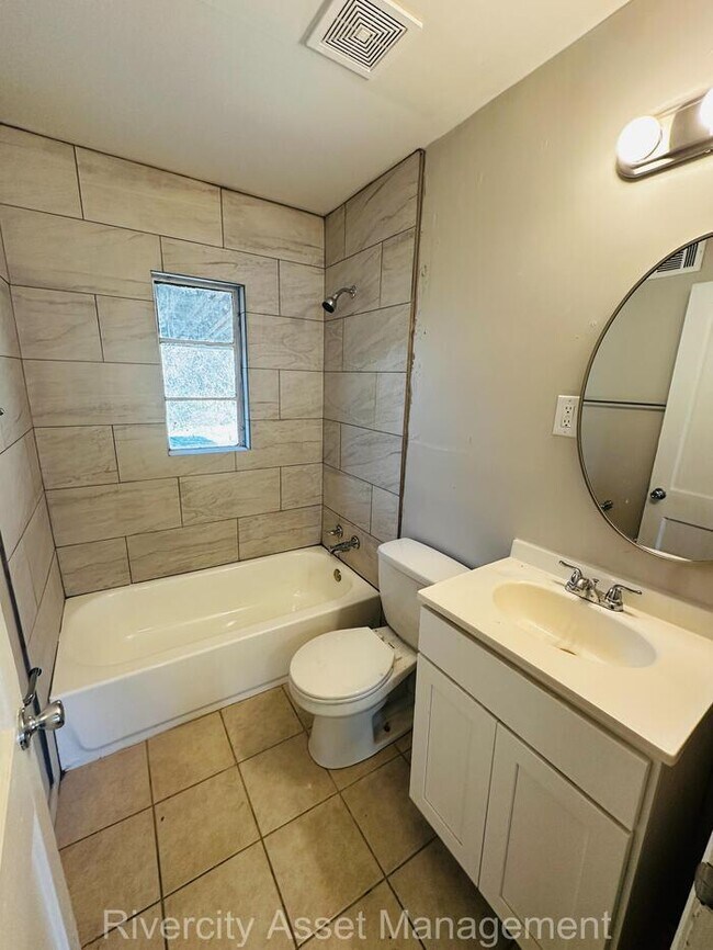 Building Photo - Renovated Charmer with Large Kitchen, Cove...