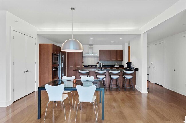 Building Photo - 210 Lee Barton Dr