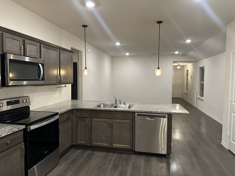 Building Photo - 2222 Nightgrove Cir