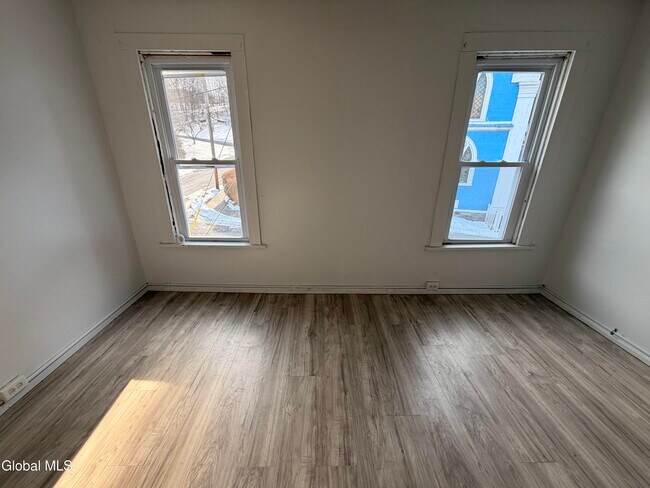 Building Photo - 54 Arch St