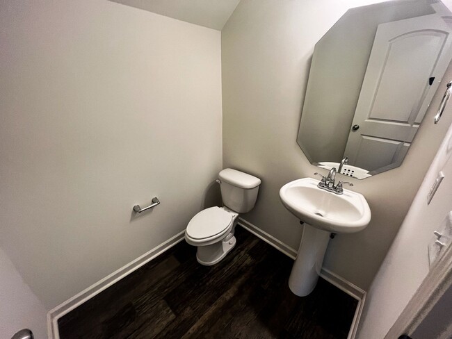 Building Photo - Beautiful 3 bedroom, 2 1/2 bathroom home i...