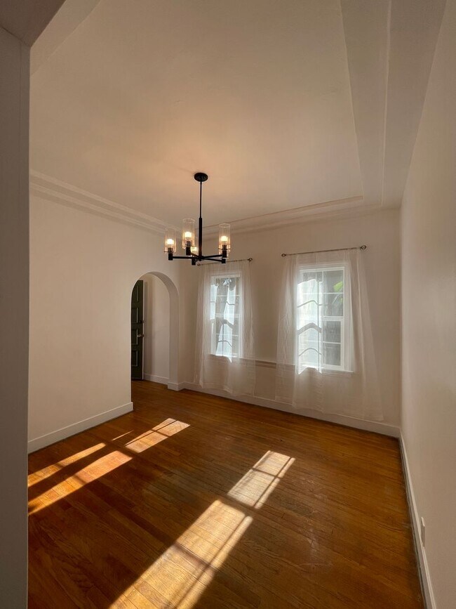 Building Photo - 1811