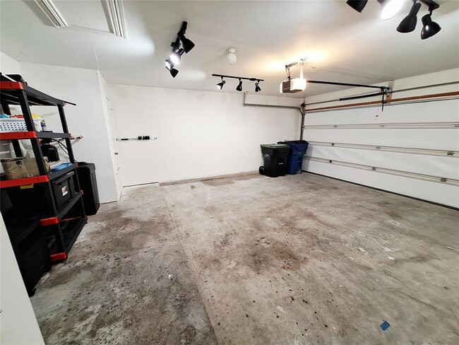 Building Photo - 325 Comal Run